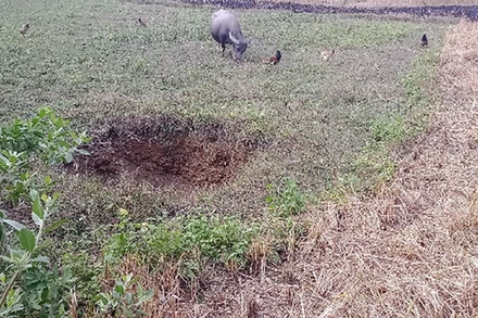 Các hố sụt lún từ việc khai thác mỏ sắt tầng sâu Núi Quặng đến nay chưa được khắc phục. 