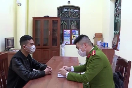 Cơ quan Cảnh sát điều tra, Công an tỉnh Hưng Yên đang lấy lời khai của đối tượng cho vay nặng lãi.