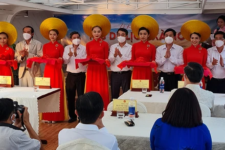 Nghi thức cắt băng khai trương Tàu du lịch Xà No.