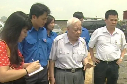 Giáo sư, Viện sĩ Nguyễn Văn Hiệu trong một chuyến kiểm tra, đánh giá hiệu quả mô hình xử lý rác thải nông thôn xây dựng khu dân cư xanh tại huyện Thuỷ Nguyên, TP Hải Phòng.