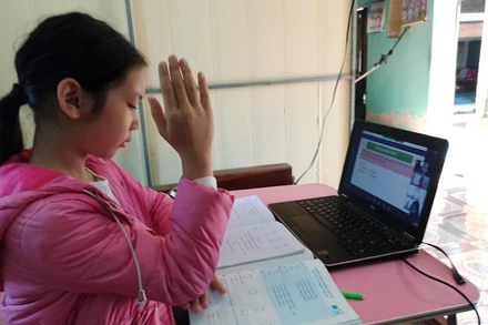Học sinh Hà Nội học trực tuyến phòng dịch Covid-19. (Ảnh: Phạm Mai/Vietnam+)