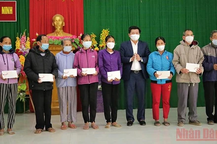 Các gia đình chính sách, hộ nghèo tại xã Hiền Ninh (Quảng Bình) nhận quà Tết của đồng chí Trương Thị Mai.