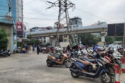 Bãi trông giữ xe tại 168 Hào Nam phục vụ khách đi tàu điện Cát Linh-Hà Đông
