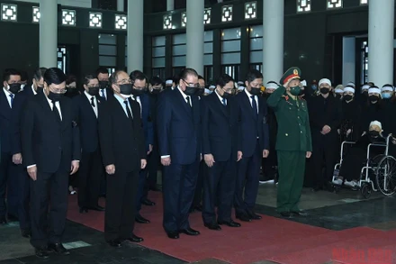  Các đồng chí lãnh đạo, nguyên lãnh đạo Đảng, Nhà nước viếng đồng chí Nguyễn Côn. Ảnh: DUY LINH 