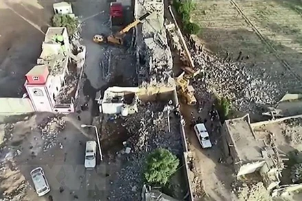 Nhà tù bị phá hủy sau cuộc không kích tại tỉnh Saada, miền Bắc Yemen, ngày 21/1/2022. (Ảnh: AFP/TTXVN)