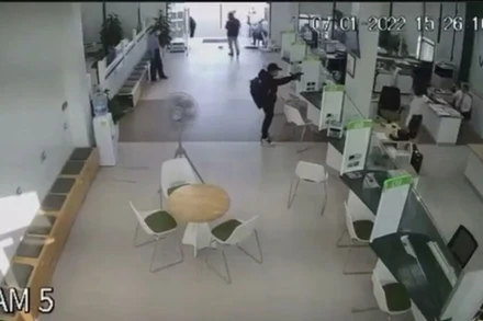 Hình ảnh tên cướp trong phòng giao dịch ngân hàng được camera ghi lại.