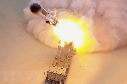 Hãng thông tấn Trung ương Triều Tiên (KCNA) ngày 28/1 đưa tin nước này đã bắn thử một hệ thống tên lửa hành trình tầm xa và một vụ thử tên lửa dẫn đường chiến thuật đất đối đất trong tuần. (Ảnh: YONHAP/TTXVN)