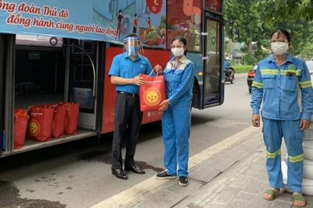 Công nhân lao động tại các khu công nghiệp của Hà Nội nhận quà hỗ trợ mùa dịch.
