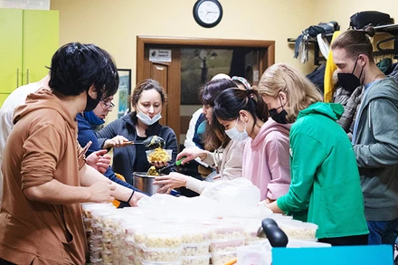 Thành viên nhóm Lyubov cùng người bản địa chuẩn bị suất ăn tặng người vô gia cư.