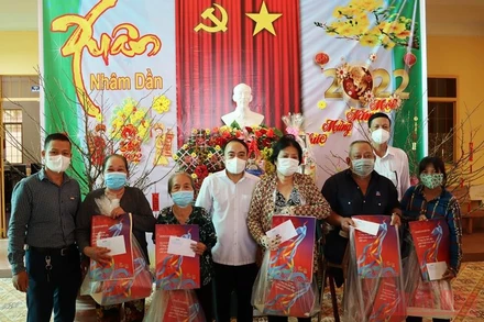 Đại diện Cơ quan Thường trực Báo Nhân Dân tại TP Cần Thơ tặng quà Tết tại huyện Châu Thành.