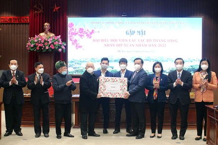 Bí thư Thành ủy Hà Nội Đinh Tiến Dũng tặng quà cho đại diện Câu lạc bộ Thăng Long.