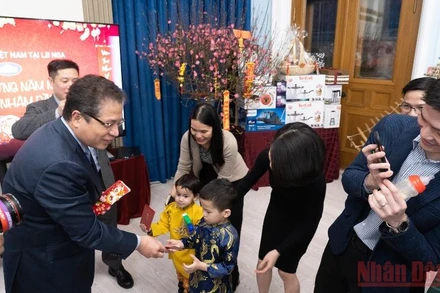 Đại sứ Đặng Minh Khôi mừng tuổi cho trẻ em. (Ảnh: THANH THỂ)