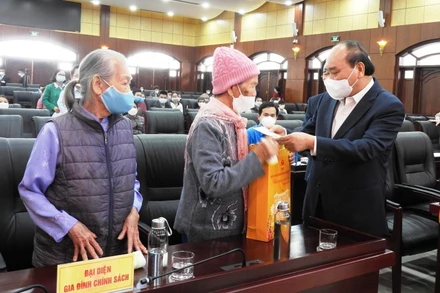 Chủ tịch nước Nguyễn Xuân Phúc tặng quà Tết cho các Mẹ Việt Nam Anh hùng tiêu biểu.