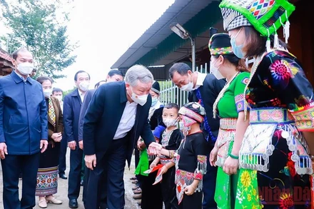 Đồng chí Chánh án Tòa án nhân dân tối cao Nguyễn Hòa Bình cùng đoàn công tác ân cần thăm hỏi đại gia đình Anh hùng lực lượng vũ trang Vừ Chông Pao tại bản Sơn Hà, xã Tà Cạ.
