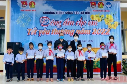 Tặng quà cho thiếu nhi khó khăn huyện Phước Sơn.