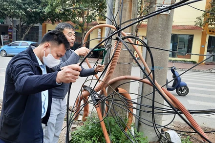 Những tuyến cáp viễn thông bùng nhùng trên đường phố Thái Bình gây mất mỹ quan đô thị