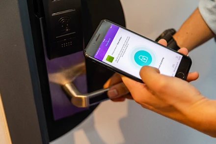 Mở khóa phòng bằng digital key trên điện thoại cùng hệ thống cabin tắm đổi màu là 2 trong số nhiều điểm mang lại hứng thú bất ngờ cho khách hàng trong hành trình trải nghiệm SOJO.