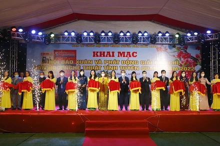 Các đại biểu cắt băng khai mạc Hội báo xuân Nhâm Dần 2022.