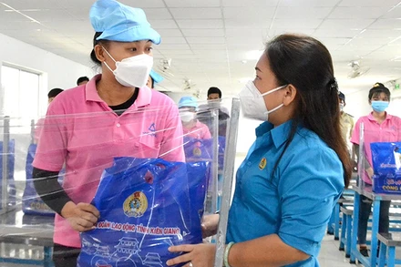 Chủ tịch Liên đoàn Lao động tỉnh Kiên Giang trao quà cho công đoàn viên là công nhân làm việc tại khu công nghiệp Thạnh Lộc, xã Thạnh Lộc, huyện Châu Thành (Kiên Giang). (Ảnh: Liên đoàn Lao động cung cấp)