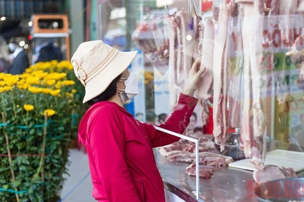 Người dân lựa chọn mua thịt.