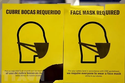 Biển thông báo yêu cầu đeo khẩu trang được dán trên cửa của một cửa hàng tại thành phố New Orleans, bang Louisiana, Mỹ ngày 11/1. (Ảnh: THX/TTXVN)