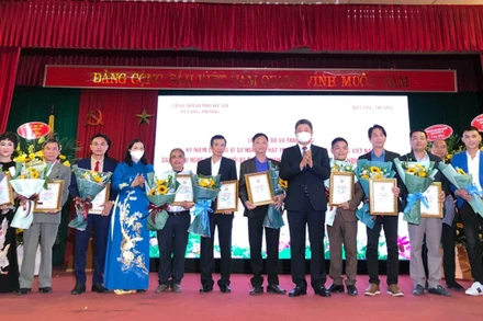 Lãnh đạo TP Hà Nội và Sở Công thương Hà Nội trao danh hiệu, bằng khen cho các nghệ nhân tiêu biểu.