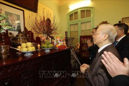 Tổng Bí thư Nguyễn Phú Trọng thắp hương tưởng niệm cố Tổng Bí thư Lê Duẩn. (Ảnh: TTXVN)