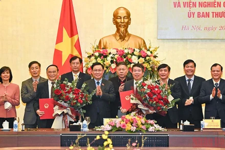 Chủ tịch Quốc hội Vương Đình Huệ và các đại biểu chứng kiến lễ ký kết giữa hai đơn vị. (Ảnh: DUY LINH)