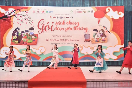 Tiết mục văn nghệ đầy không khí xuân của các em nhỏ Trường Tiểu học Chu Văn An. (Ảnh: Minh Duy)