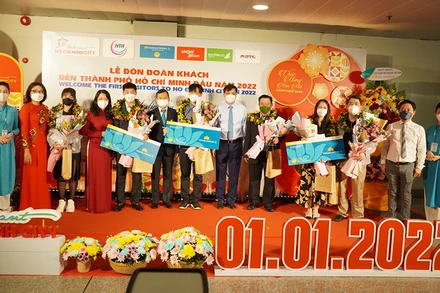 Ban Tổ chức tặng quà cho 6 vị khách may mắn trên chuyến bay của Vietnam Airlines đi từ Hà Nội đến TP Hồ Chí Minh.