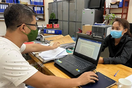 Lực lượng công an lấy lời khai đối tượng Lộc Thị Luân.