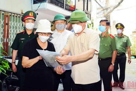Bí thư Thành ủy Hà Nội Đinh Tiến Dũng kiểm tra công tác phòng, chống Covid-19 tại quận Đống Đa. (Ảnh: QUỐC TOẢN)