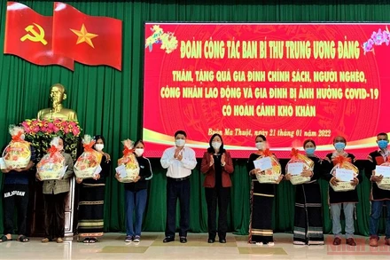 Đồng chí Bùi Thị Minh Hoài tặng quà Tết cho các gia đình chính sách, người nghèo, công nhân lao động và gia đình bị ảnh hưởng bởi dịch Covid-19.