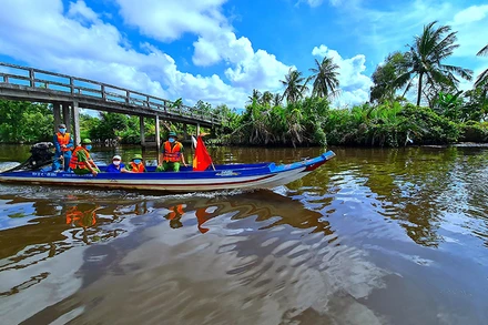 Hoạt động tuần tra, giám sát đường thủy ở vùng giáp ranh thuộc huyện Thới Bình, Cà Mau.