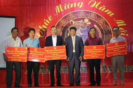 Trao quà Tết động viên bà con đón Xuân thêm ấm áp.