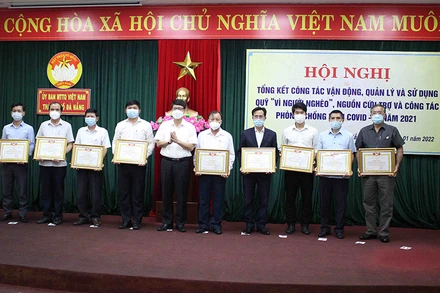 Khen thưởng các đơn vị thực hiện tốt công tác vận động Quỹ “Vì người nghèo”.