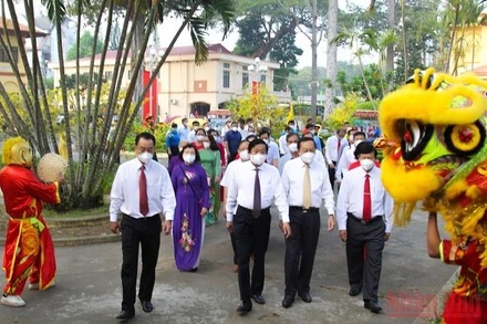 Lãnh đạo tỉnh Vĩnh Long vào viếng, thắp hương tại nơi thờ tự Quốc Tổ Hùng Vương được đặt tại ngôi Nhà cổ trong khuôn viên Bảo tàng Vĩnh Long (phường 1, TP Vĩnh Long).