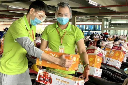 Cán bộ công đoàn Công ty cổ phần sản xuất hàng thể thao, Chi nhánh tỉnh Thái Bình chuẩn bị quà Tết cho công nhân.