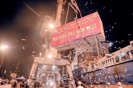 Xếp dỡ mã hàng đầu năm tại Cảng Hoàng Diệu.