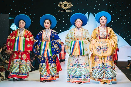 Áo Nhật bình-một trang phục cổ được Công ty cổ phần Ỷ Vân Hiên phục dựng.