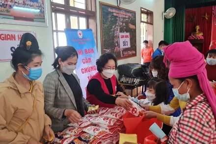 Phiên “Chợ nhân đạo” với những nhu yếu phẩm thiết yếu hỗ trợ các hộ nghèo trong dịp Tết.