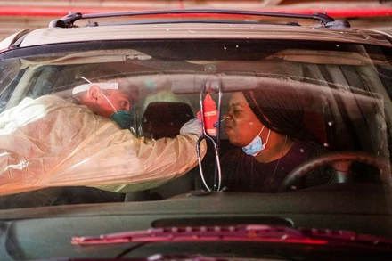 Lấy mẫu xét nghiệm Covid-19 ở Columbus, Ohio, Mỹ, ngày 5/1/2022. (Ảnh: REUTERS)