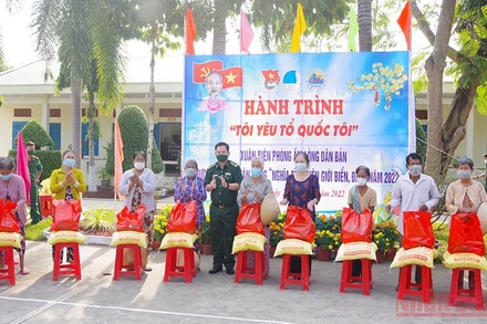 Tặng quà cho người nghèo khu vực biên giới biển huyện Trần Đề.