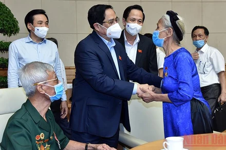 Thủ tướng Chính phủ Phạm Minh Chính gặp gỡ các đại diện tiêu biểu người có công với cách mạng, thân nhân liệt sĩ nhân kỷ niệm 74 năm Ngày Thương binh - Liệt sĩ vào ngày 24/7/2021. (Ảnh: Trần Hải).