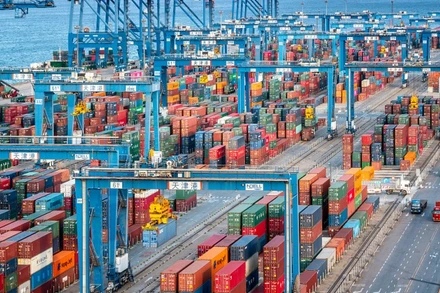 Ảnh minh họa: Xuất nhập khẩu hàng hóa tại cảng Thiên Tân, Trung Quốc. (Ảnh: Huanqiu.com)