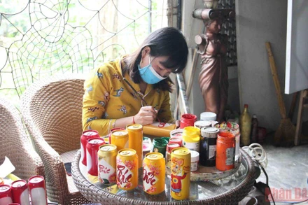 Chị Mến vẽ trang trí Tết từ hai tháng nay.