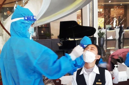 Lấy mẫu của nhân viên cơ sở kinh doanh lưu trú ở Thanh Hóa tầm soát Covid-19.