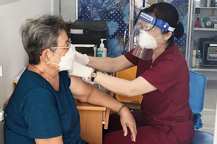 Sóc Trăng tăng cường tiêm vaccine ngừa Covid-19 cho người dân để tạo miễn nhiễm cộng đồng.