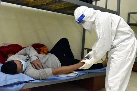 Chăm sóc người mắc Covid-19 tại Khu điều trị tập trung, Bệnh viện đa khoa tỉnh Bắc Kạn. (Ảnh: Việt Bắc)