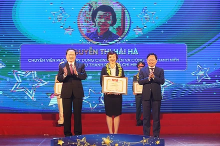 Các đồng chí Trần Thanh Mẫn, Nguyễn Anh Tuấn trao danh hiệu “Cán bộ, công chức, viên chức trẻ giỏi” năm 2021 tặng các cá nhân tiêu biểu, xuất sắc.